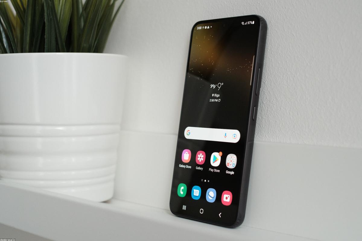 Smartphone affichant une application de maison connectée