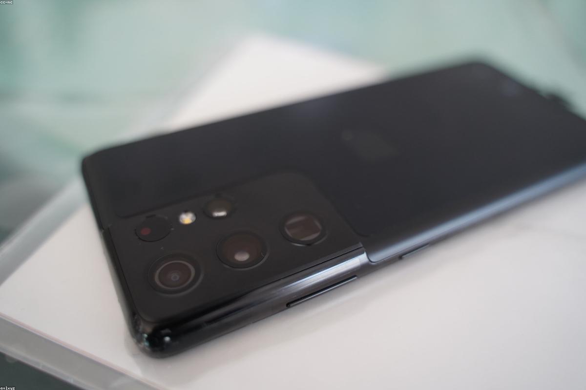 Enceinte connectée posée sur une étagère de salon